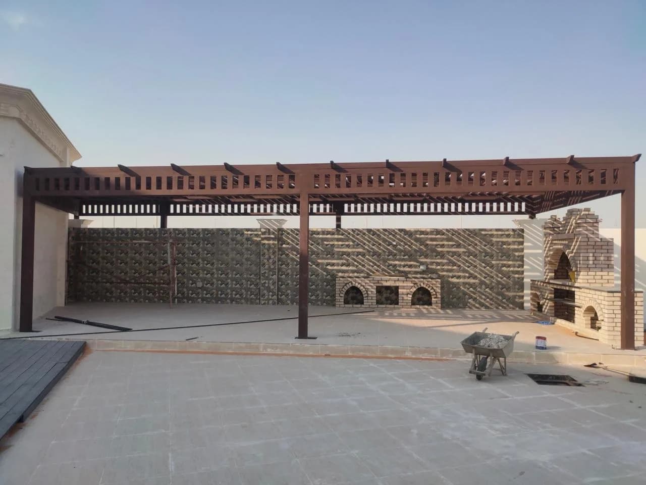 عشب صناعي وبرجولة وباربكيو في منطقة الرياض — صورة 2