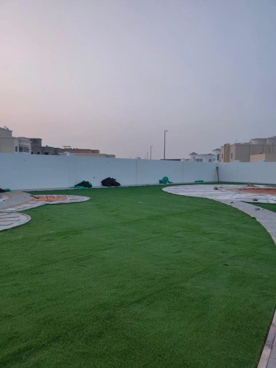 عشب صناعي وبرجولة وباربكيو في منطقة الرياض — صورة 15