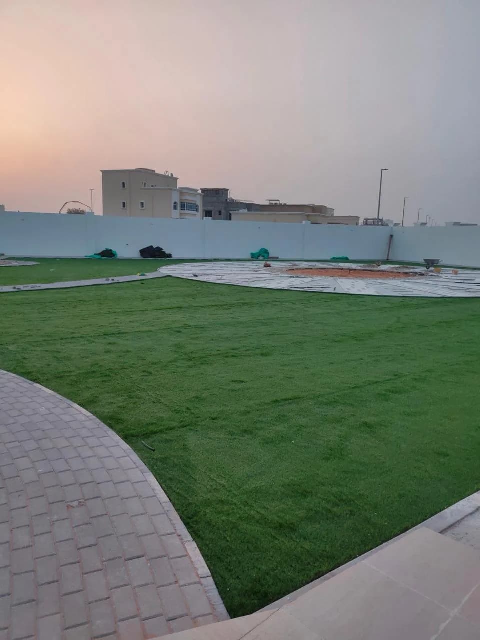 عشب صناعي وبرجولة وباربكيو في منطقة الرياض — صورة 11
