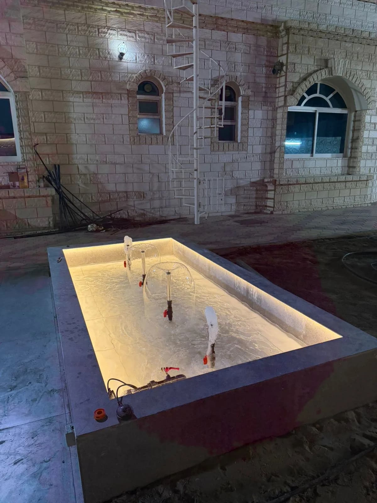 شلال وأحواض وبرجولة وجلسة أرضية وعشب صناعي في أم القيوين — صورة 6